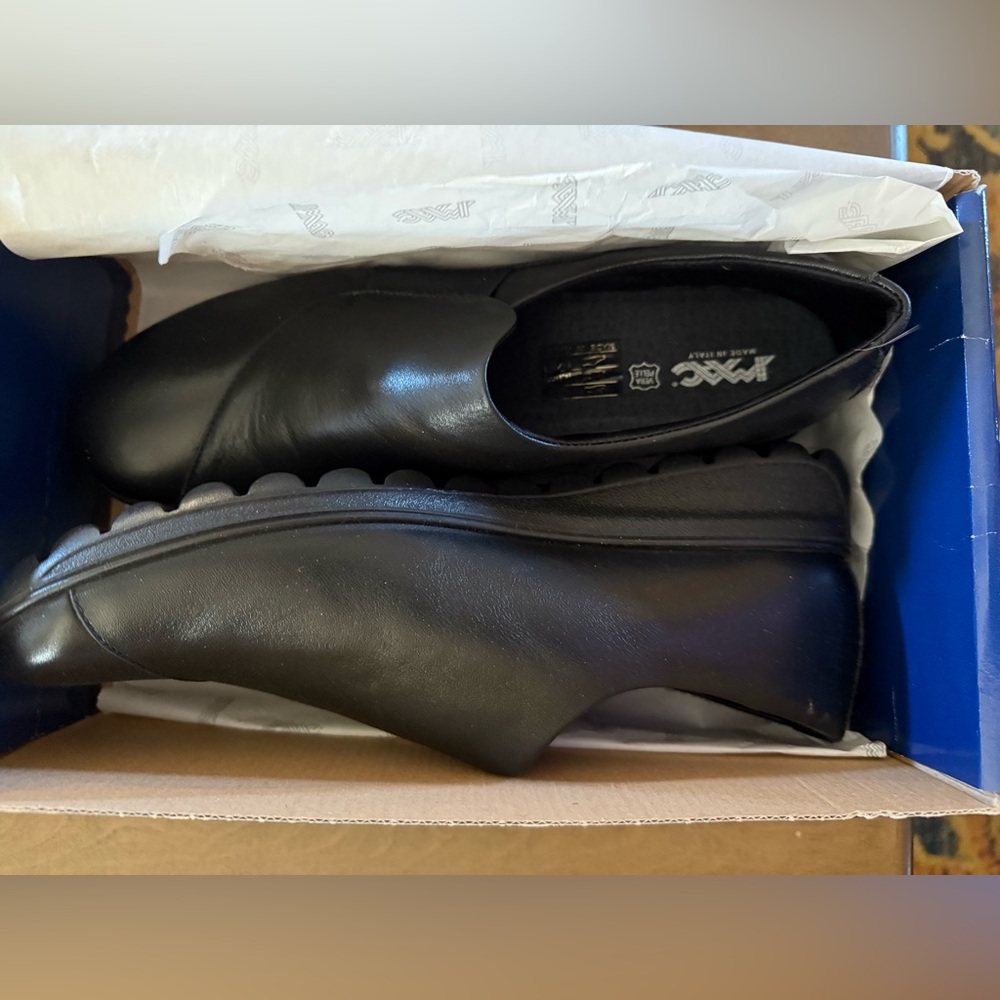 IMAC Donya New in box black work shoe. Non-slip sole. EU size 42, US 11.